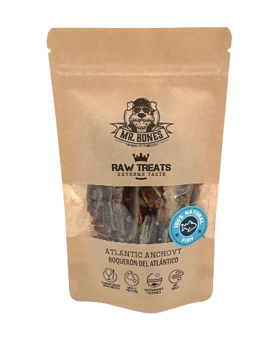 Los Raw Treats de Boquerón del Atlántico de Mr Bones son un snack 100% natural ideal para perros y gatos por su aporte de Omega 3 que ayuda a mejorar la salud de su piel y pelo, es antiinflamatorio y mejora la salud cardiovascular. Elaborado con boquerones aptos para consumo humano. Sin cereales, aditivos ni conservantes. Apto para perros y gatos. Descubre más en Shop Animal Spirit