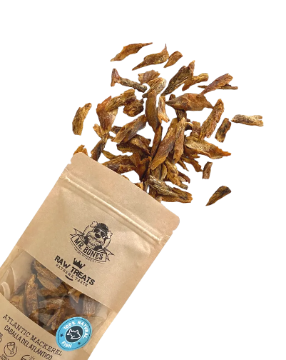 Los Raw Treats de Caballa del Atlántico de Mr Bones son un snack 100% natural ideal para perros y gatos por su aporte de Omega 3 que ayuda a mejorar la salud de su piel y pelo, es antiinflamatorio y mejora la salud cardiovascular. Elaborado con filetes aptos para consumo humano. Sin cereales, aditivos ni conservantes. Apto para perros y gatos. Descubre más en Shop Animal Spirit