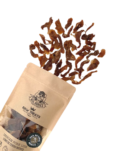 Los Raw Treats de Lomo de cerdo ibérico de Mr Bones son un snack 100% natural ideal para perros y gatos que aportan ácico linoleico para mejorar la salud de la piel y el pelo, además de proteínas de alta calidad para el buen desarrollo y mantenimiento de los tejidos musculares y órganos. Elaborado con carne de cerdo apta para consumo humano. Sin cereales, aditivos ni conservantes. Descubre más en Shop Animal Spirit
