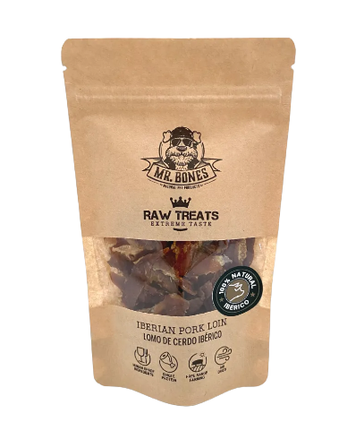 Los Raw Treats de Lomo de cerdo ibérico de Mr Bones son un snack 100% natural ideal para perros y gatos que aportan ácico linoleico para mejorar la salud de la piel y el pelo, además de proteínas de alta calidad para el buen desarrollo y mantenimiento de los tejidos musculares y órganos. Elaborado con carne de cerdo apta para consumo humano. Sin cereales, aditivos ni conservantes. Descubre más en Shop Animal Spirit