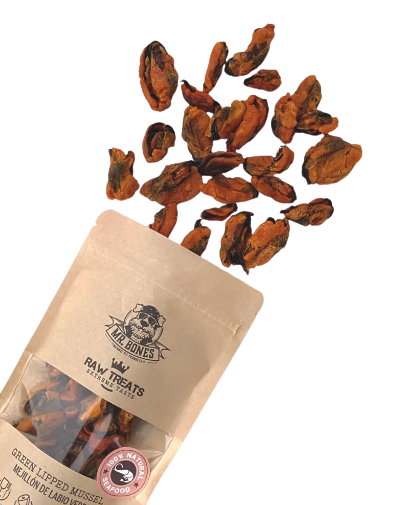 Los Raw Treats de Mejillón de labio verde de Mr Bones son un snack 100% natural ideal para perros y gatos que aportan omega 3 para mejorar la salud de la piel y el pelo y son condoprotectores naturales que mejoran la salud articular. Elaborado con mejillones para consumo humano. Sin cereales, aditivos ni conservantes. Descubre más en Shop Animal Spirit