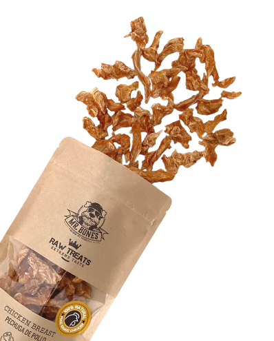 Los Raw Treats de Pechuga de pollo de Mr Bones son un snack 100% natural ideal para perros y gatos que mejoral la salud ocular y muscular, el sistema inmune y neuronal y son bajos en grasas. Elaborado con carne de pollo apta para consumo humano. Sin cereales, aditivos ni conservantes. Descubre más en Shop Animal Spirit