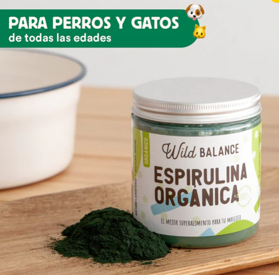 La espirulina es un suplemento 100% natural para perros y gatos que ayuda a reforzar el sistema inmunitario, mejora la salud gastrointestinal y digestiva, es un poderoso antioxidante y antiinflamatorio y se considera un superalimento. Descubre más en Shop Animal Spirit