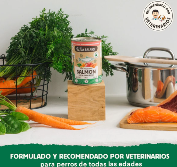 Las latas de salmón y ternera cocinada de Wild Balance son un alimento natural y completo, con ingredientes de origen para consumo humano, sin cereales. Descubre más en Shop Animal Spirit